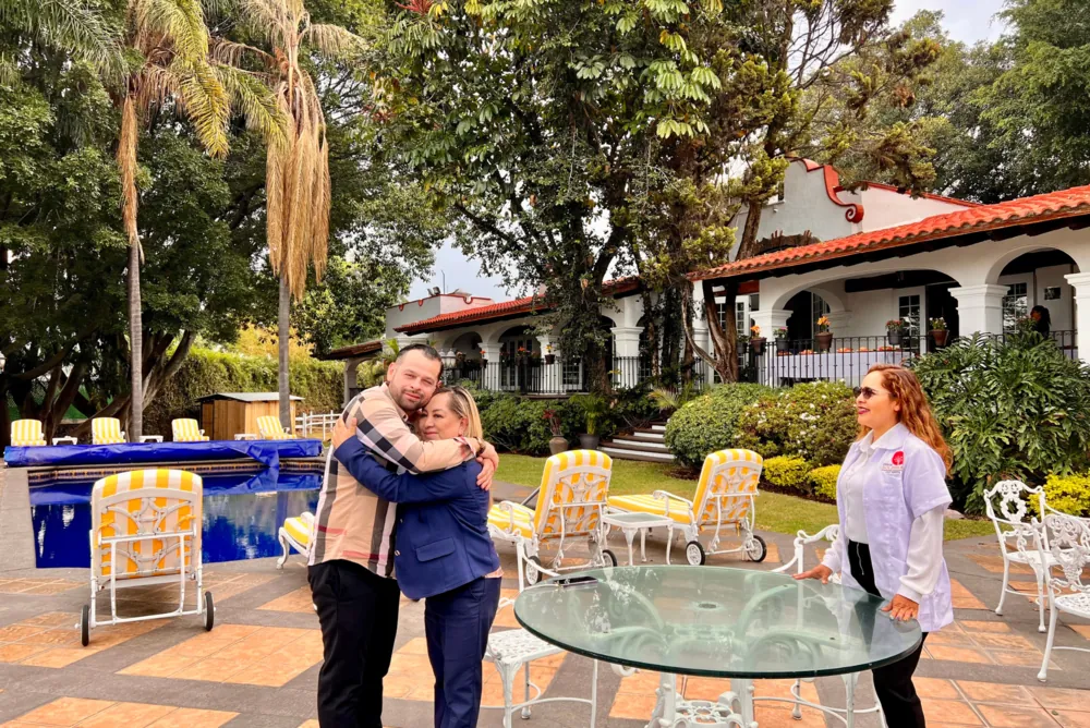 Reencuentro familiar en los jardines de la clínica
