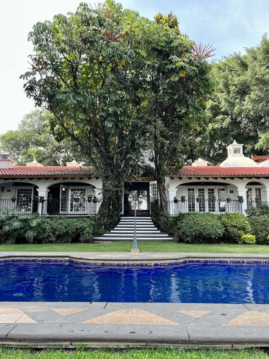 Alberca rodeada de jardines