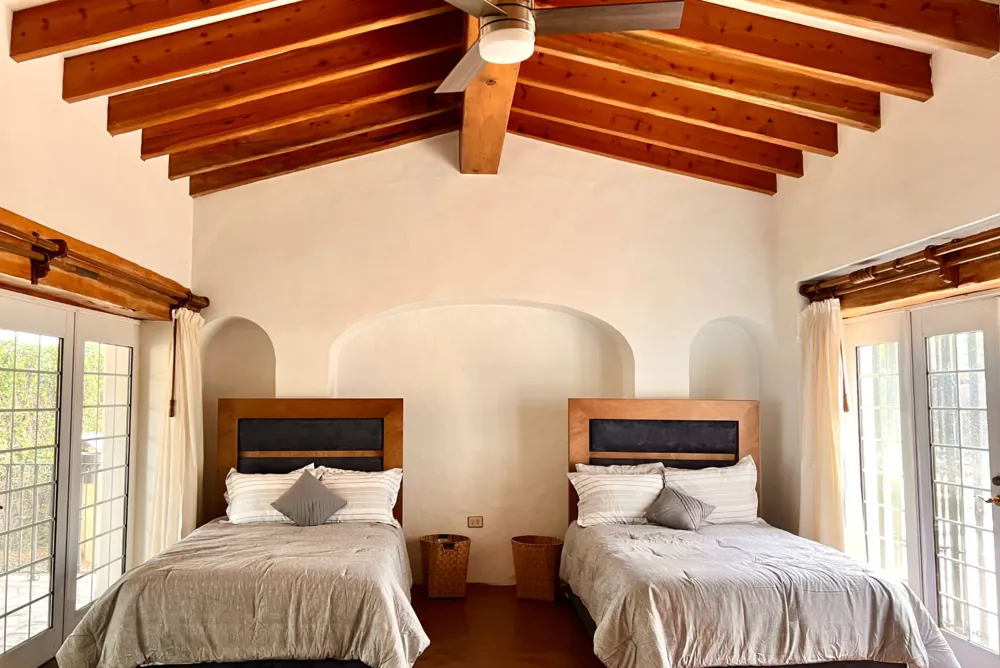 Habitación doble con techo de vigas