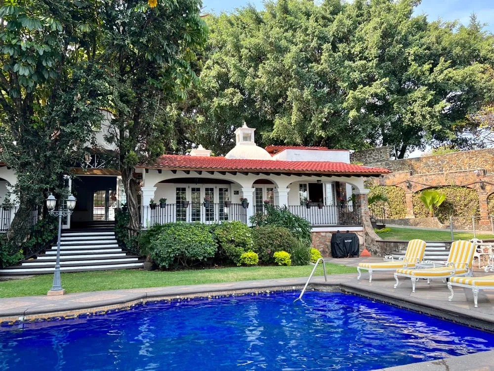 Casa principal de Clínica Concordia con alberca y jardines en Cuernavaca